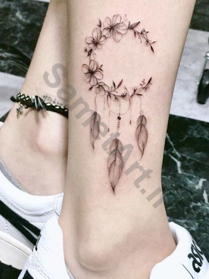 طرح گل و گلبرگ همراه با سه پر روی پا و مچ